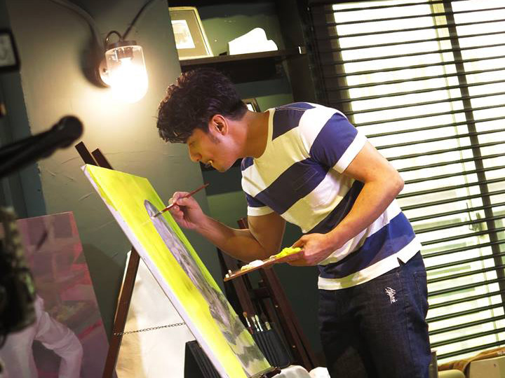 非藝學員自由創作方案場景：學生在畫室中專注作畫，享受創作過程